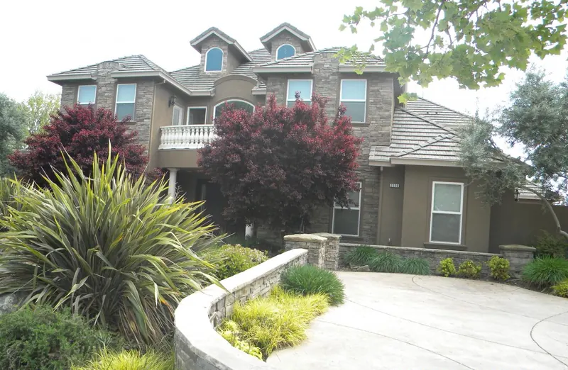 Curved retaining wall at a driveway by Brickhouse Masonry, Central Valley CA