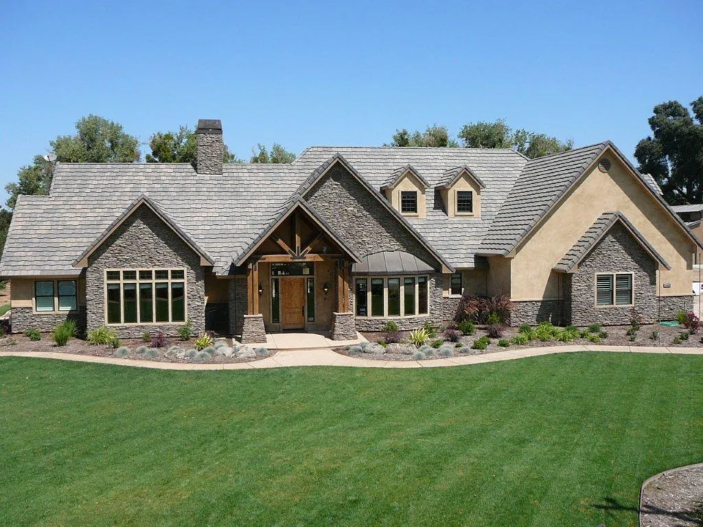 Custom home with stone and stucco facade by Brickhouse Masonry, Central Valley CA